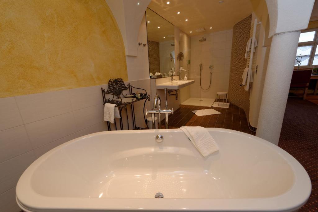 Hotel & Brauereigasthof Drei Kronen Мемелсдорф Екстериор снимка