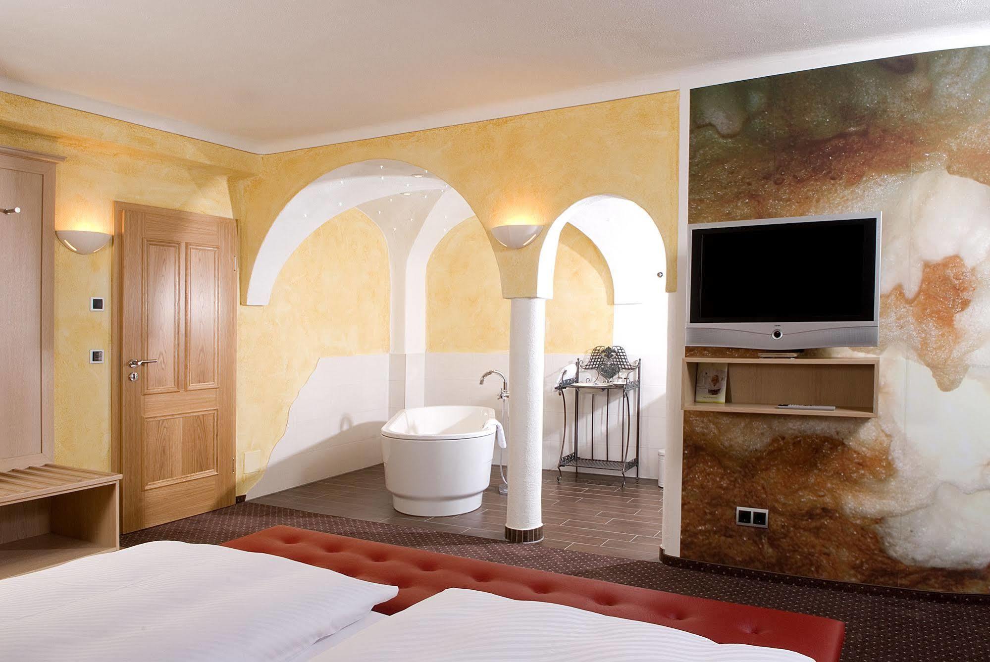 Hotel & Brauereigasthof Drei Kronen Мемелсдорф Екстериор снимка